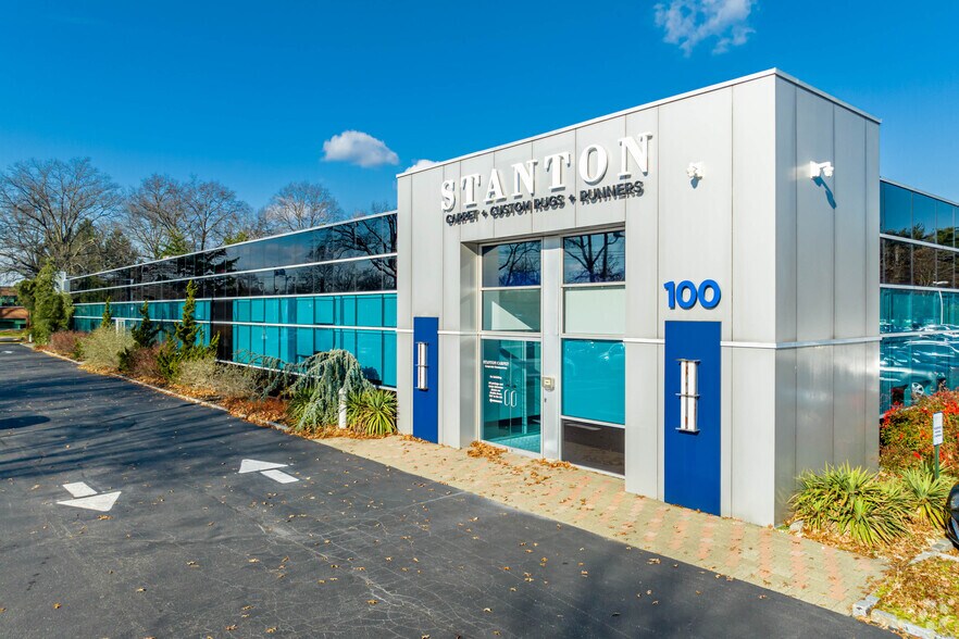 More Photos Of 100 Sunnyside Blvd, Woodbury Office For Lease