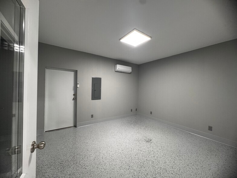 More Photos Of 5700 Vann Rd, Newburgh Warehouse For Lease