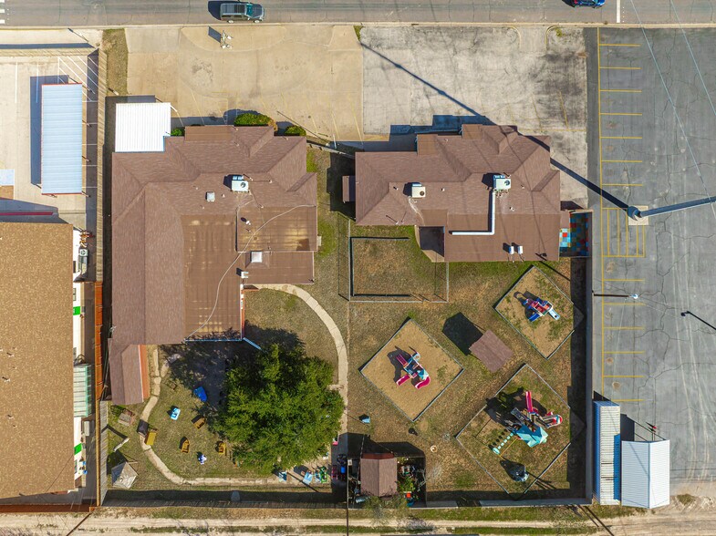 More Photos Of 1005 Austin St, Midland Storefront For Sale