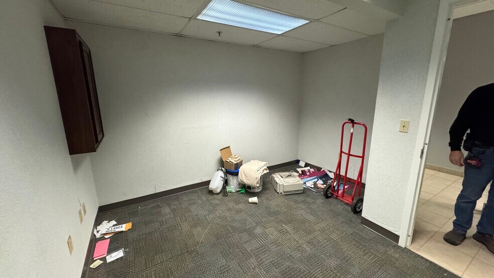 More Photos Of 2925 William Penn Hwy, Easton Office For Lease