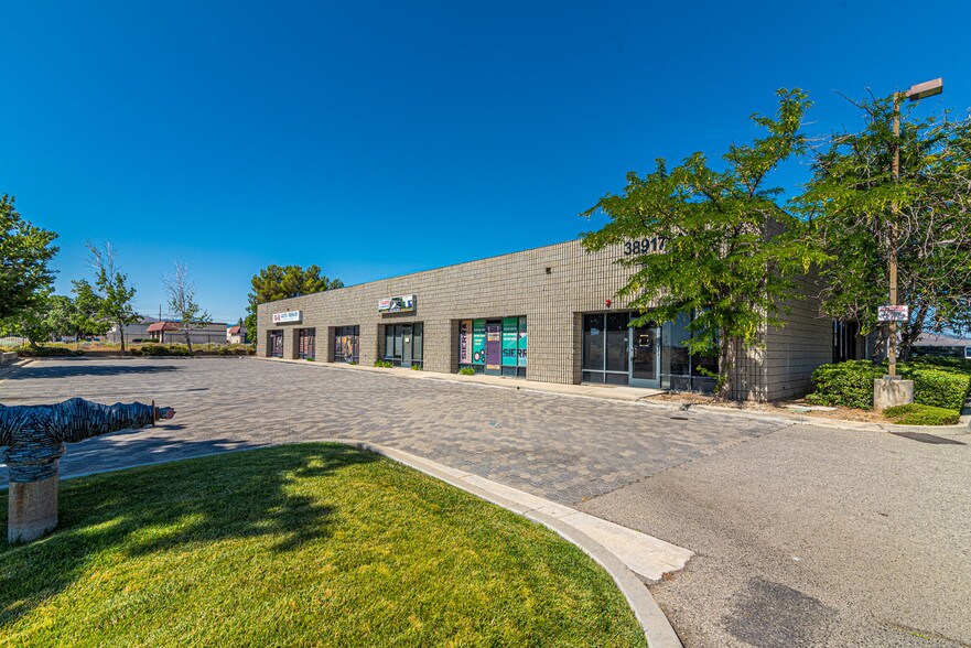 More Photos Of 38917 20th St E, Palmdale Showroom For Lease