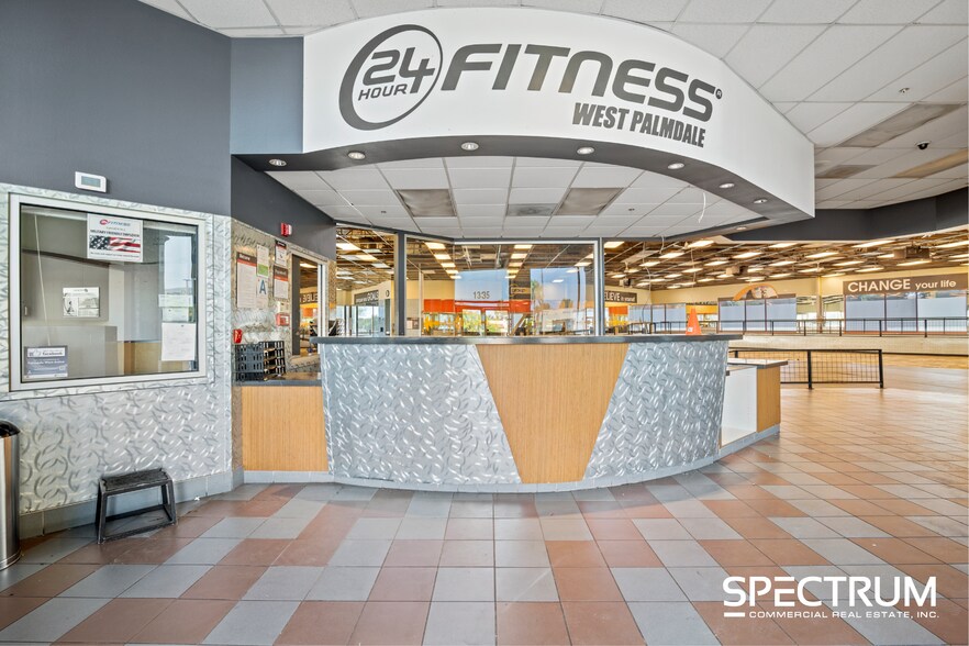 More Photos Of 1335 Rancho Vista Blvd, Palmdale Freestanding For Lease