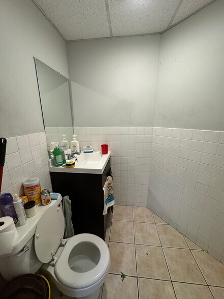 More Photos Of 1022 Leland Ave, Chicago General Retail For Lease