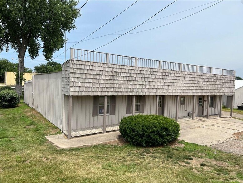 More Photos Of 1000-1004 1st Ave E, Newton Warehouse For Sale