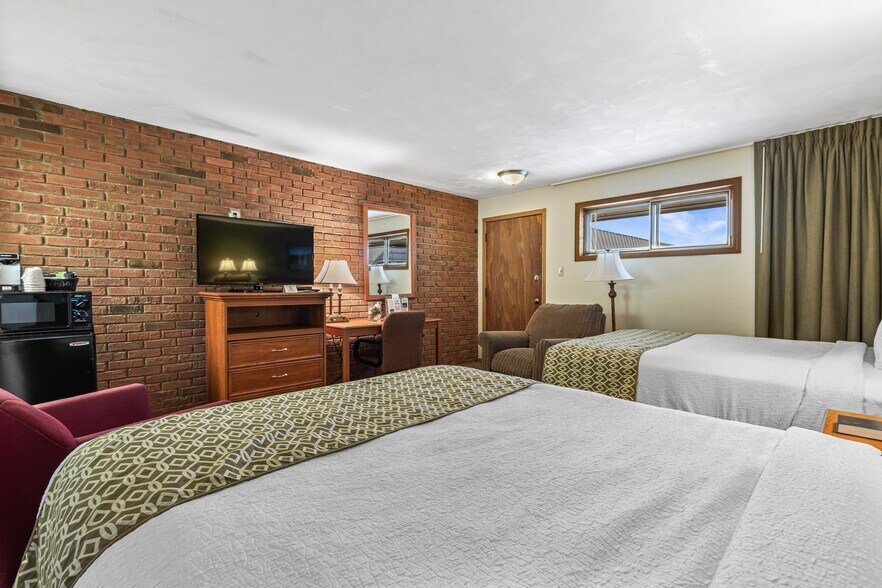 More Photos Of 310 S McCune St, Pilot Knob Hotel For Sale