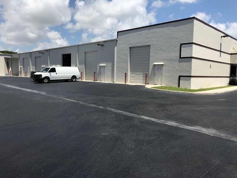 More Photos Of 3600 S Congress Ave, Boynton Beach Showroom For Lease