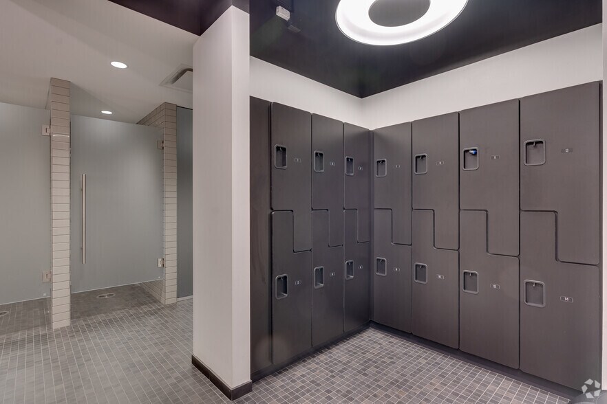 More Photos Of 2015 Spring Rd, Oak Brook Office For Lease