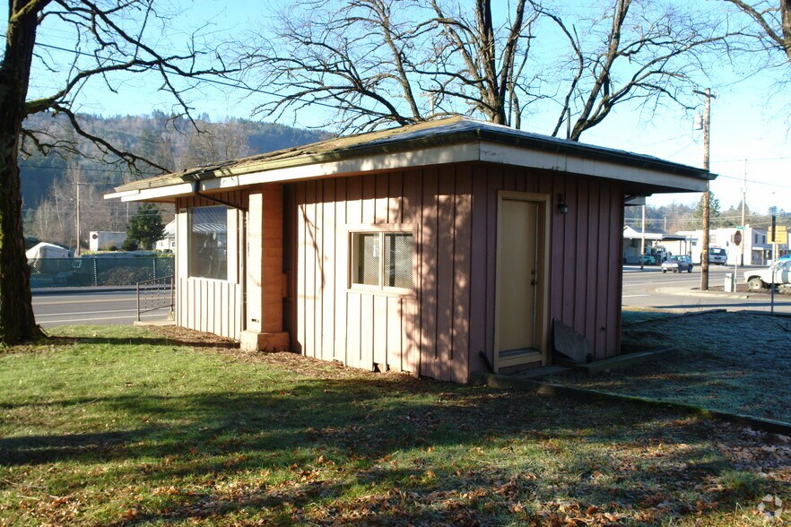 More Photos Of 711 Main St, Lyons Freestanding For Sale