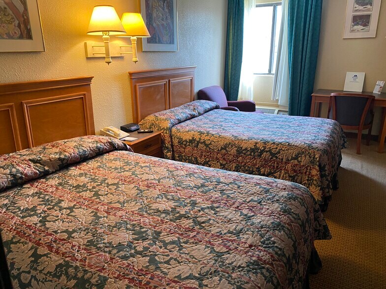 More Photos Of 606 E Lincoln Blvd, Hesston Hotel For Sale