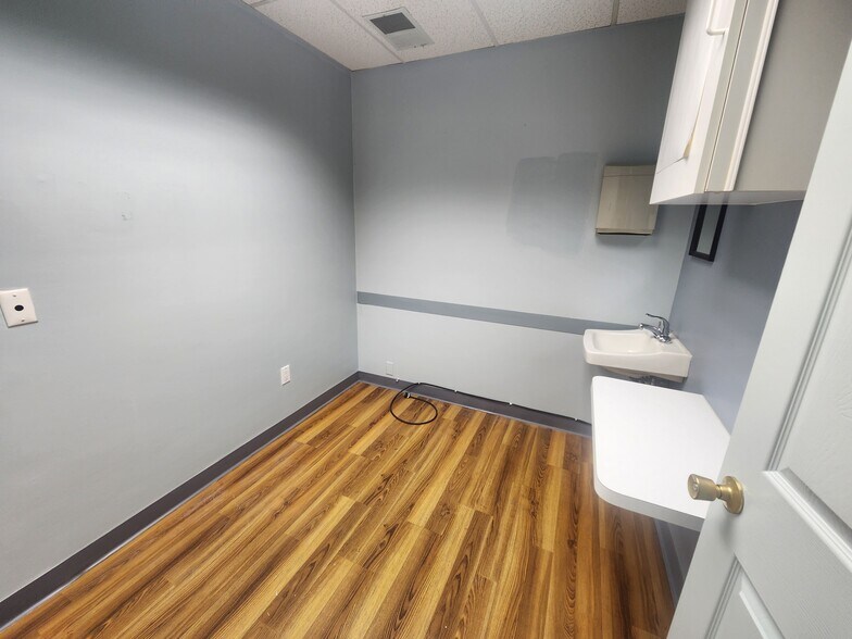More Photos Of 304 Federal Rd, Brookfield Office For Lease