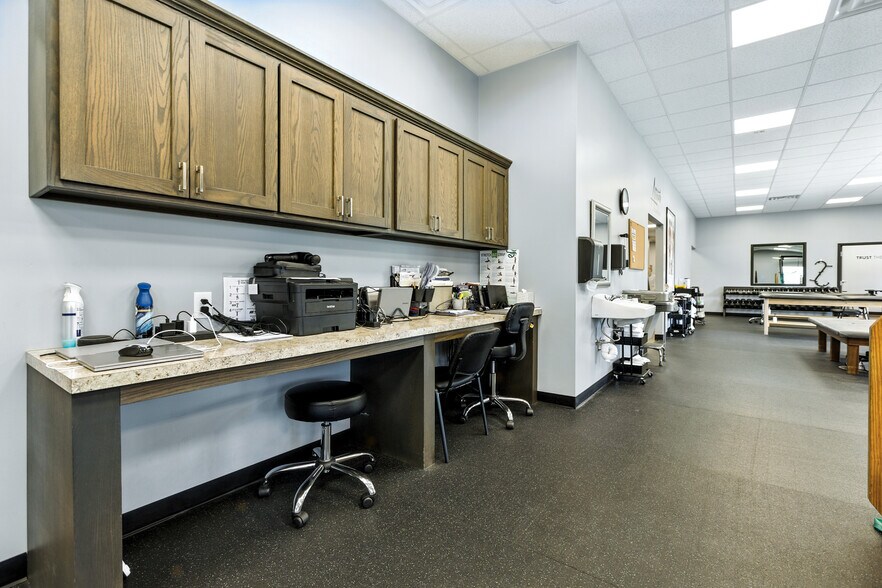 More Photos Of 2221 John Williams Blvd, Bedford Office For Sale