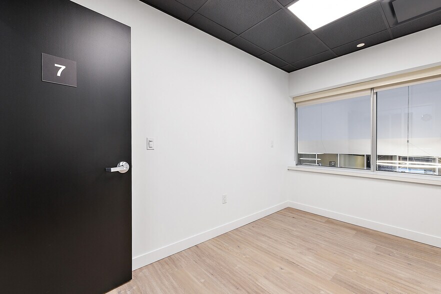 More Photos Of 801-803 W Big Beaver Rd, Troy Office For Lease