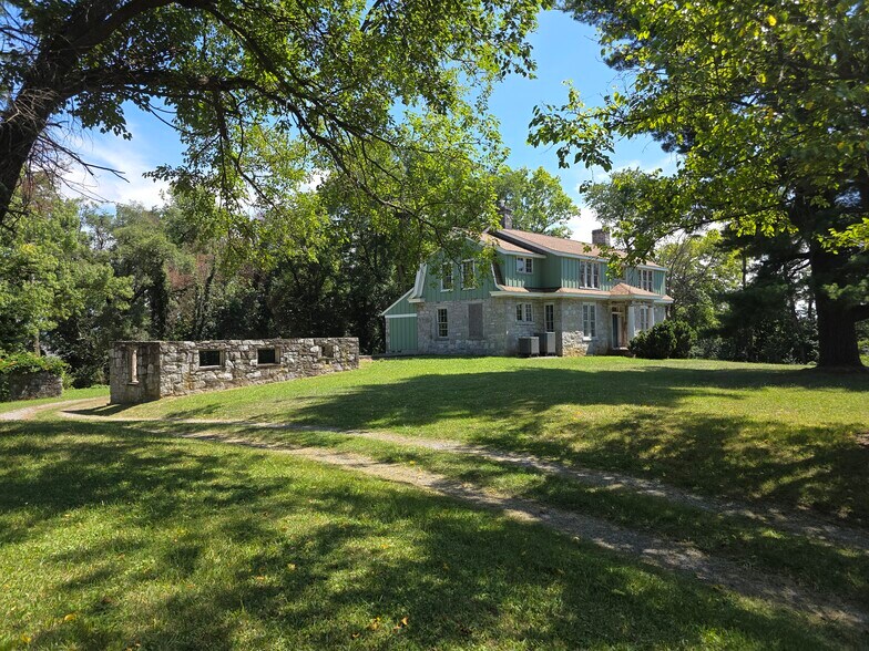 More Photos Of 328 Buckmarsh St, Berryville Flex For Sale