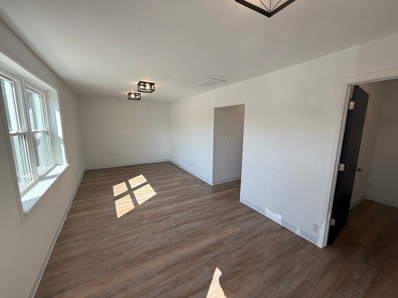 More Photos Of 522 W 8th St, Anderson Office For Lease