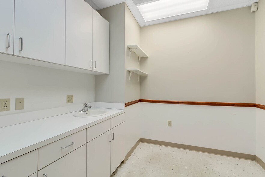 More Photos Of 7932 W Sand Lake Rd, Orlando Office For Sale