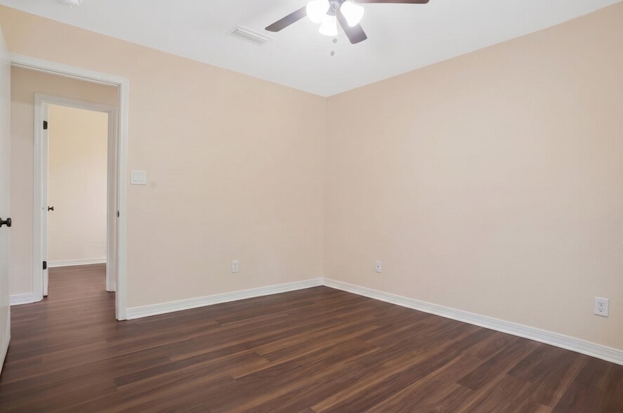 More Photos Of 6904 Fairfield Dr, Pensacola Office For Sale