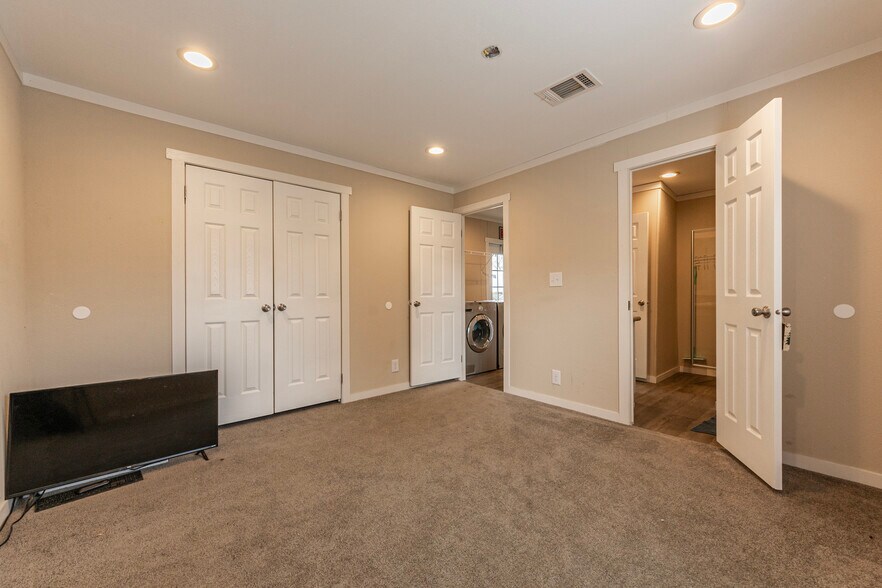 More Photos Of 11400 Thousand Trl, Willis Trailer Camper Park For Sale