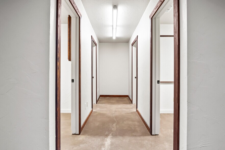 More Photos Of 207 Clay St, Nocona Storefront For Lease