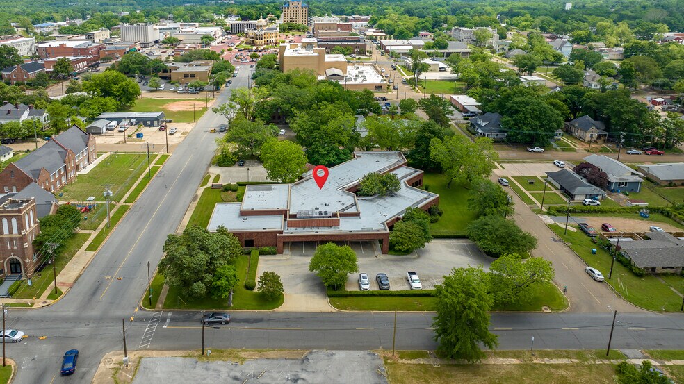 More Photos Of 400 W Houston St, Marshall Office For Sale