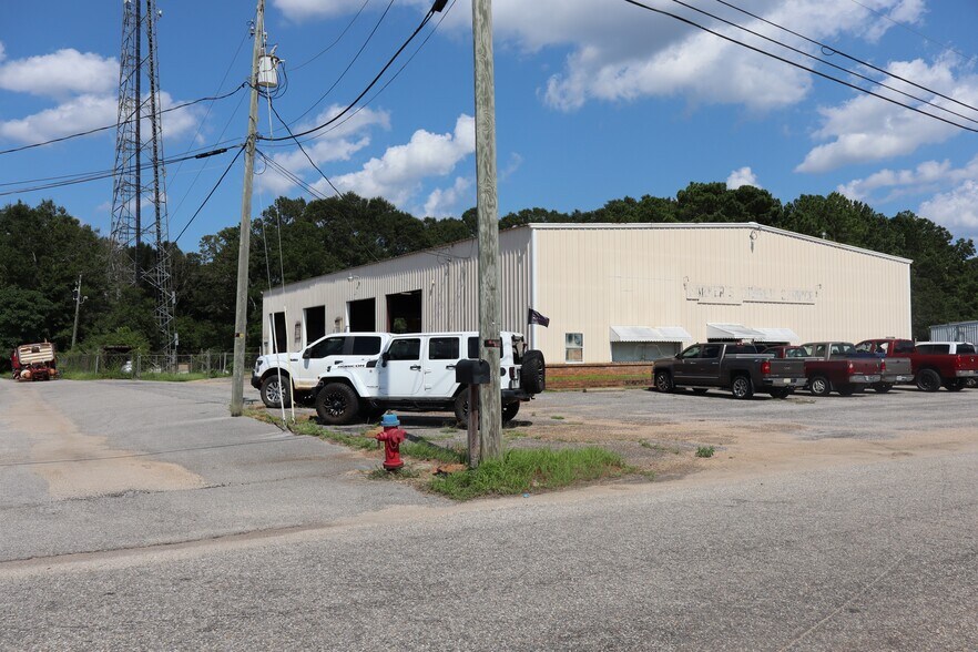 More Photos Of 1530 Parker Ln, Enterprise Warehouse For Lease