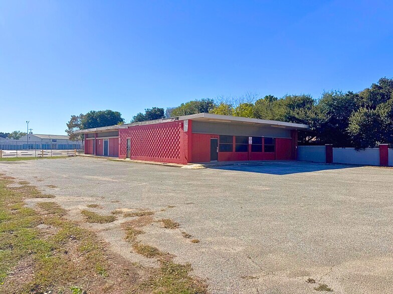 More Photos Of 2507 S General McMullen Dr, San Antonio Freestanding For Sale