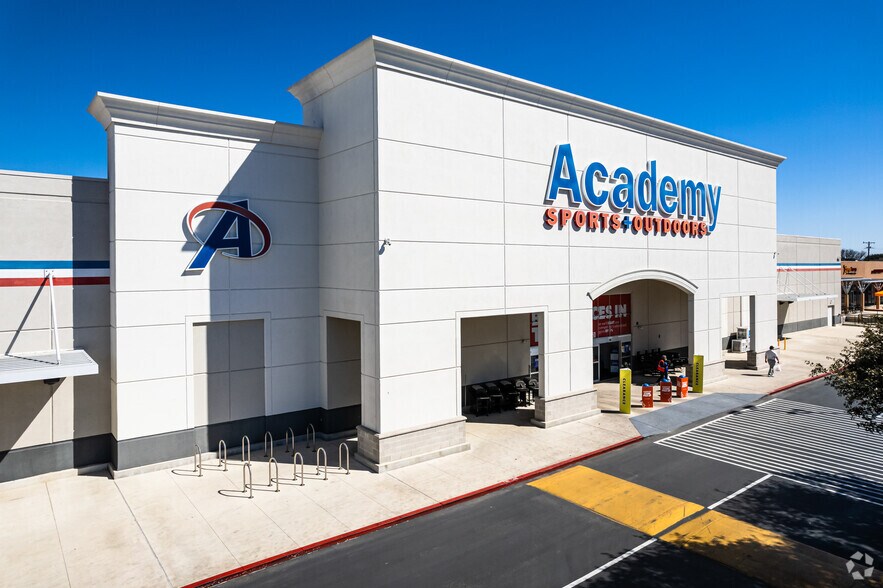 More Photos Of 11650 Bandera Rd, San Antonio Freestanding For Lease