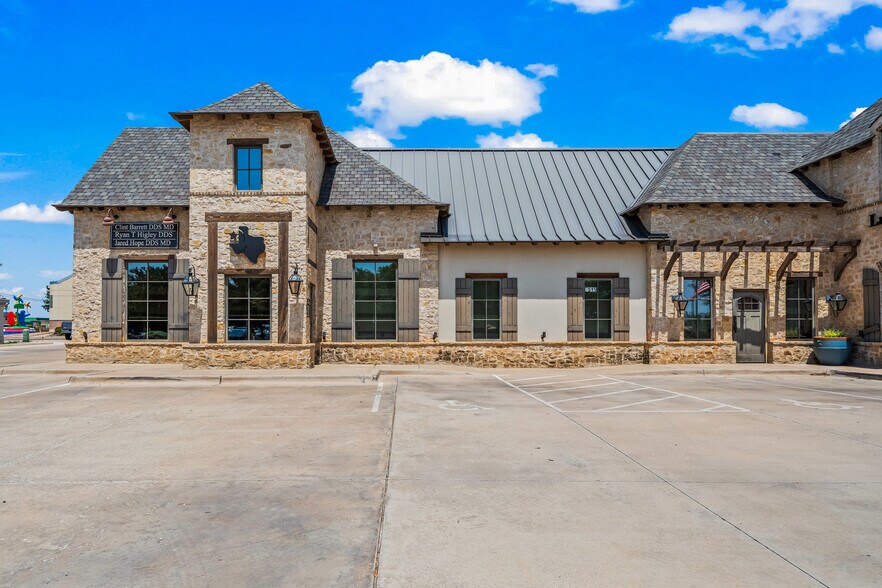 Primary Photo Of 7515 Quaker Ave, Lubbock Medical For Sale