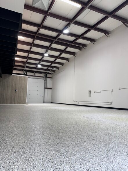 More Photos Of 517 N Lake Ave, Twin Lakes Showroom For Lease