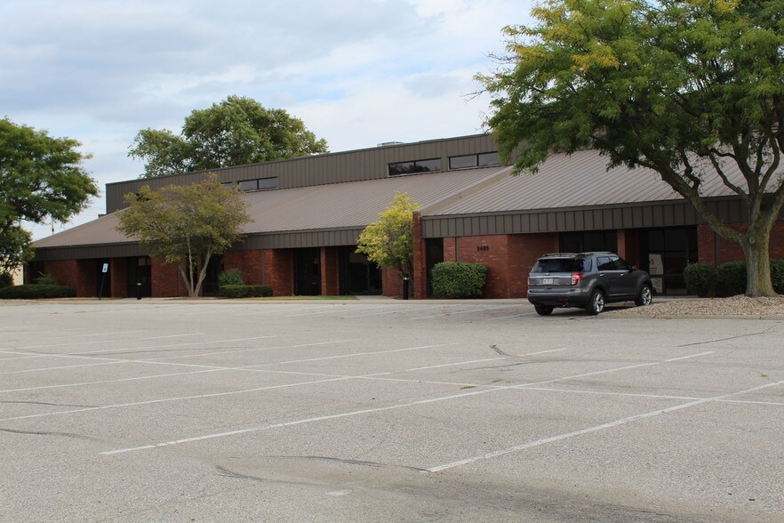 More Photos Of 2431 Directors Row, Indianapolis Office For Lease