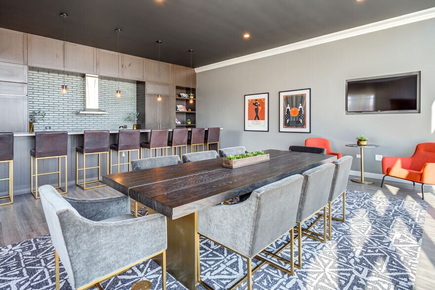 More Photos Of 811 W Agatite Ave, Chicago Apartments For Lease