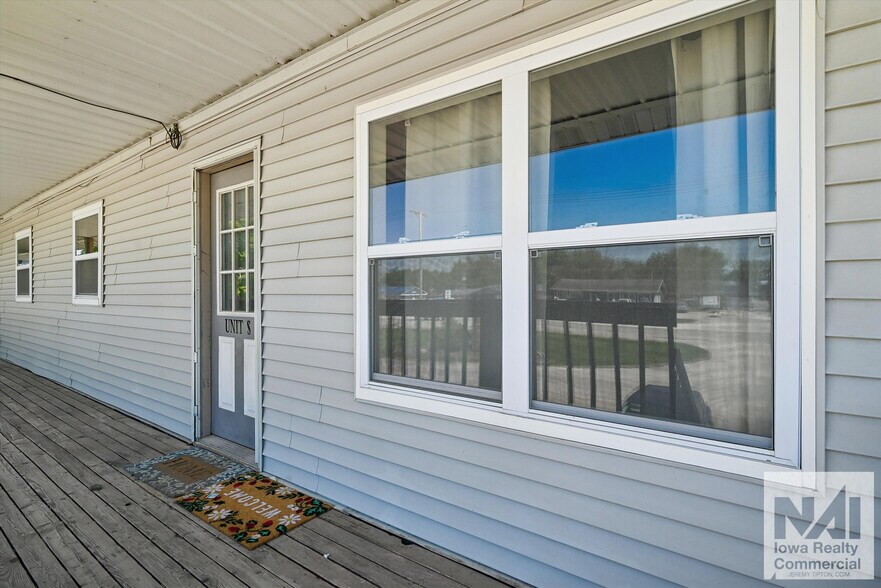 More Photos Of 520 Franklin St, Center Point Industrial For Sale