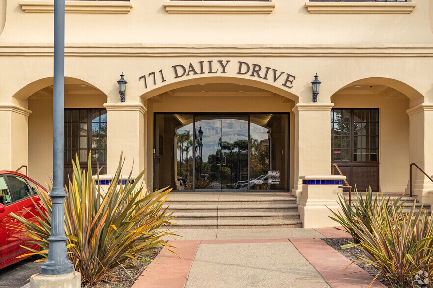 More Photos Of 771 E Daily Dr, Camarillo Medical For Lease