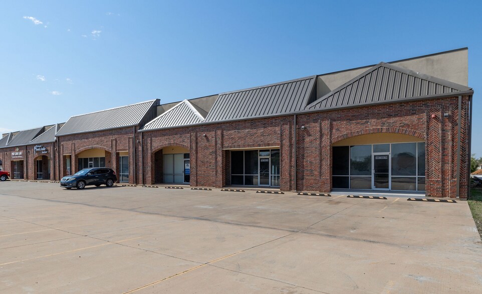 More Photos Of 5460 Main St, Del City Flex For Lease