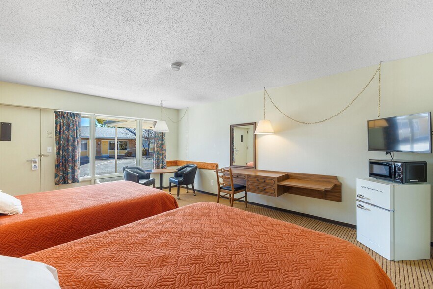 More Photos Of 1354 S 2nd St, Raton Hotel For Sale