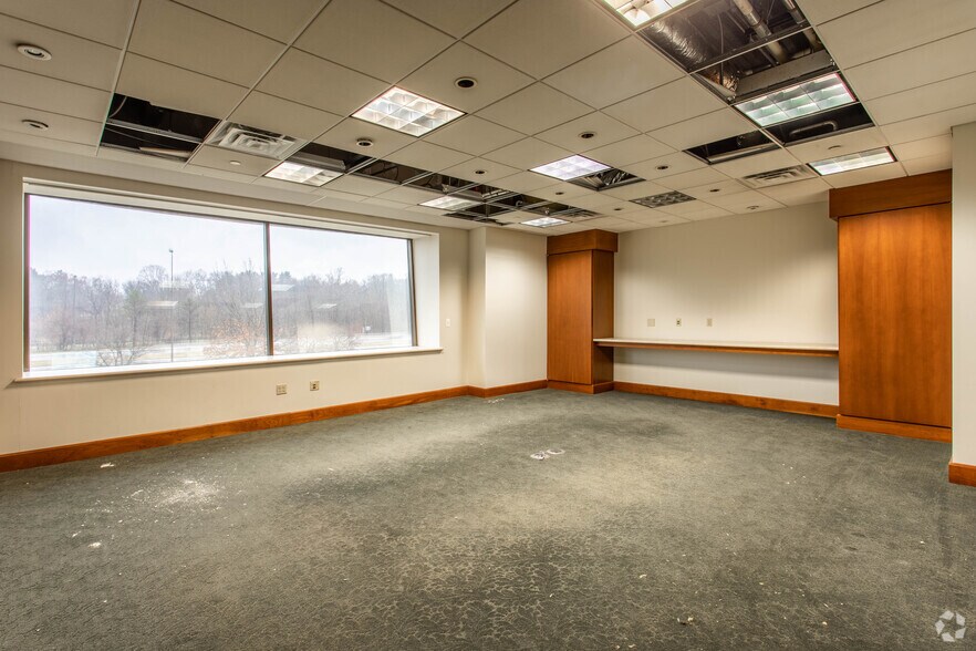 More Photos Of 1500 E Main St, Newark Office For Sale