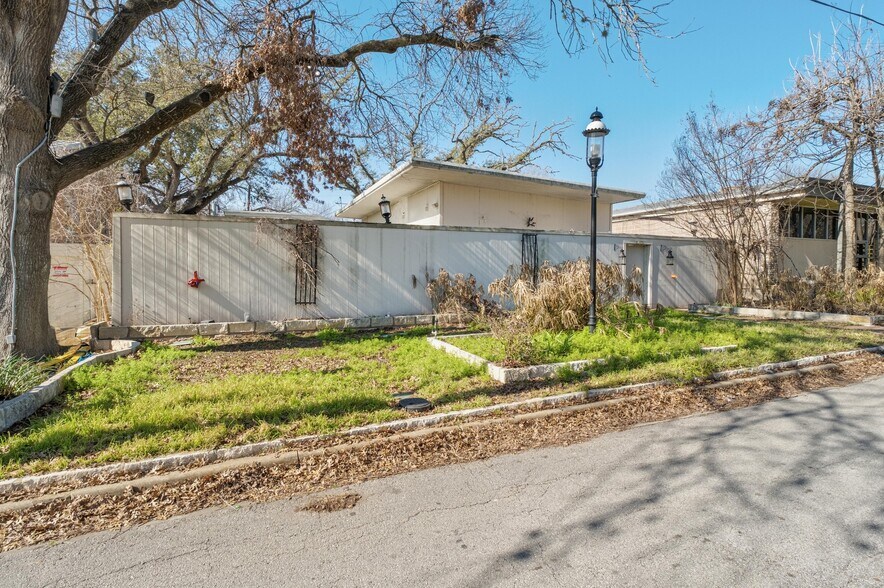 More Photos Of 121 Scott St, San Marcos Office Residential For Sale