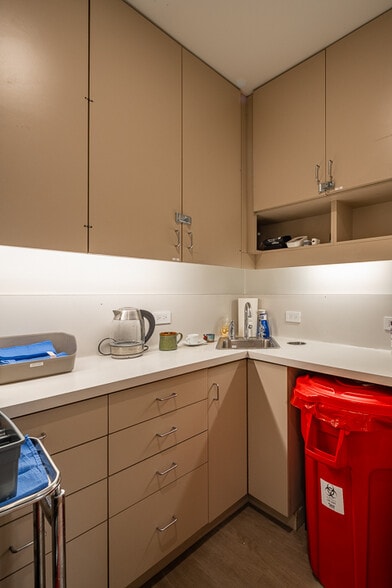 More Photos Of 10724 Riverside Dr, North Hollywood Medical For Lease