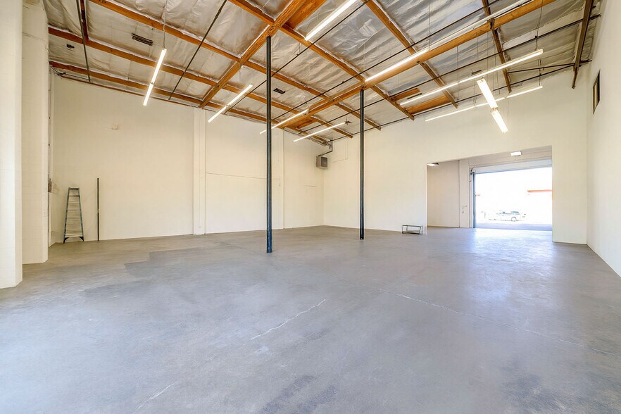 More Photos Of 1120 E 11th St, Los Angeles Showroom For Sale
