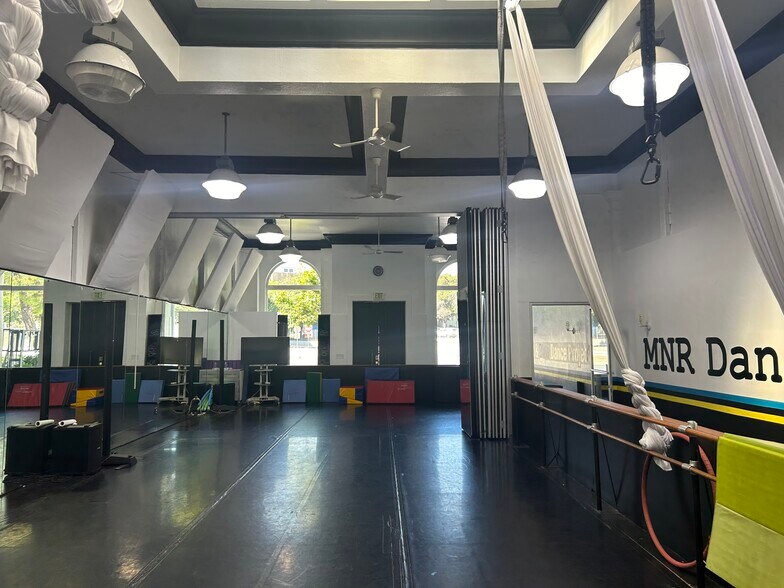 More Photos Of 11606 San Vicente Blvd, Los Angeles General Retail For Lease