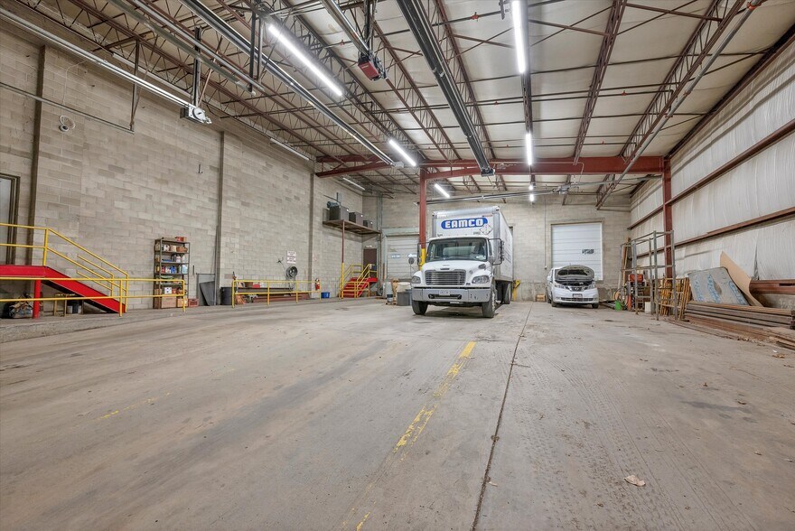 More Photos Of 11-25 Harding St, Middletown Warehouse For Lease