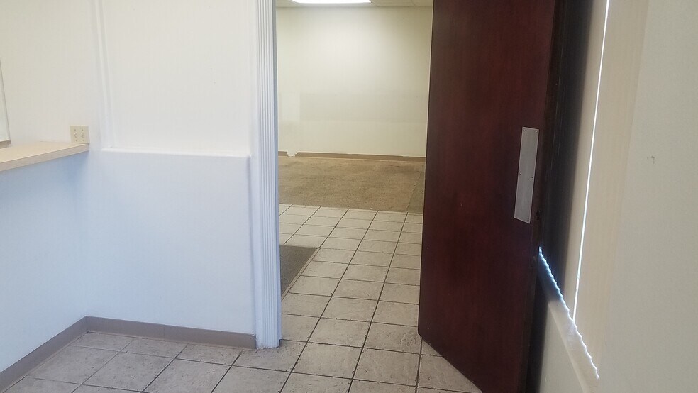 More Photos Of 220 E Horizon Dr, Henderson Office For Sale