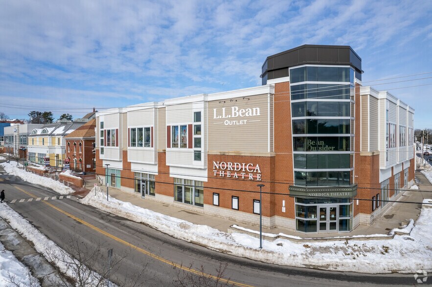Primary Photo Of 1 Freeport Village Sta, Freeport Department Store For Lease