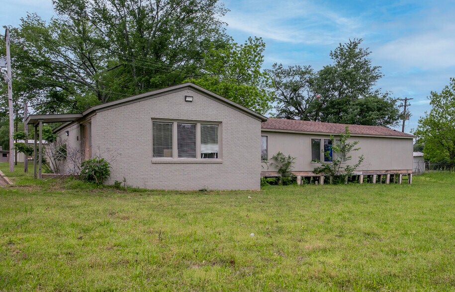 More Photos Of 707 N Waldrip St, Grand Saline Hospital For Lease