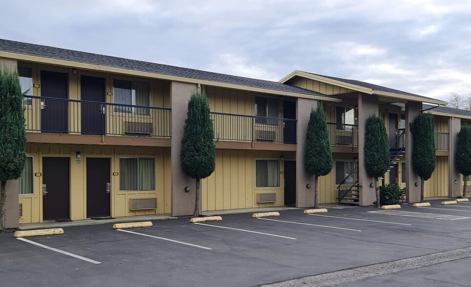 More Photos Of 30 Gilmore Rd, Red Bluff Hotel For Sale