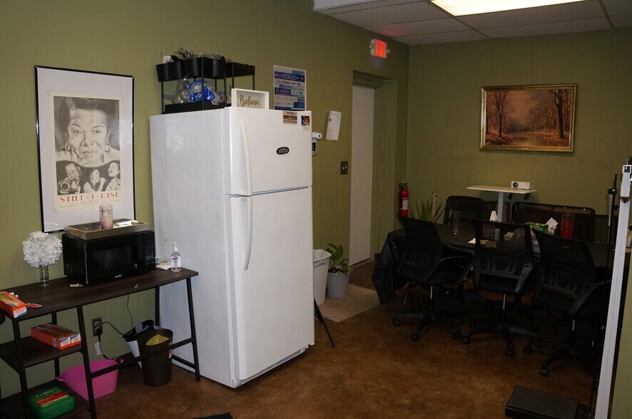 More Photos Of 1011-1025 W Fort Williams St, Sylacauga Office For Lease