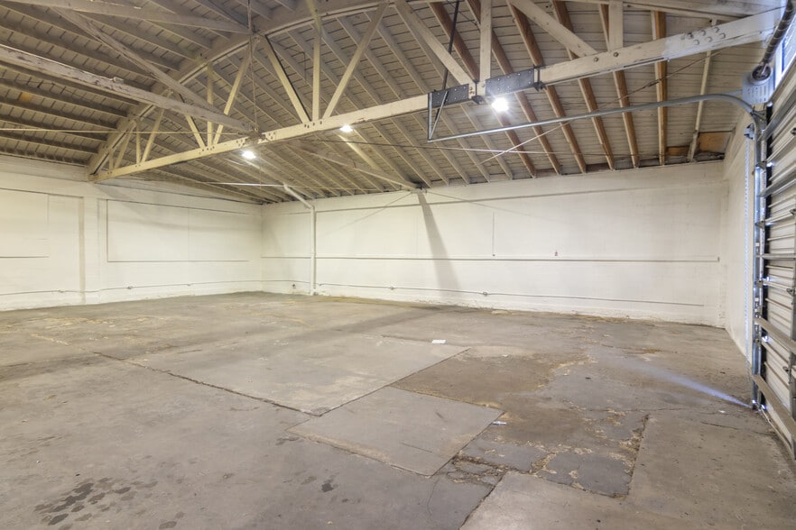 More Photos Of 11129 Hartsook St, North Hollywood Warehouse For Lease