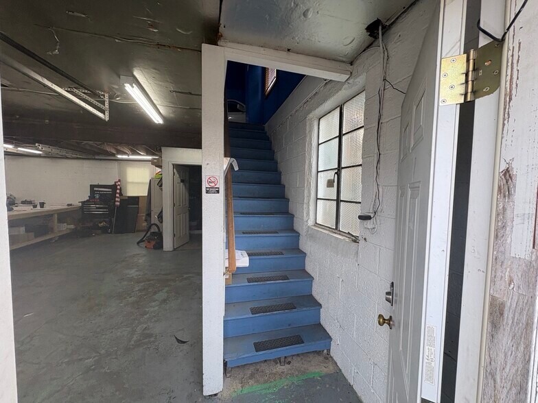 More Photos Of 1212 Deriso Ln, Pikesville Flex For Lease