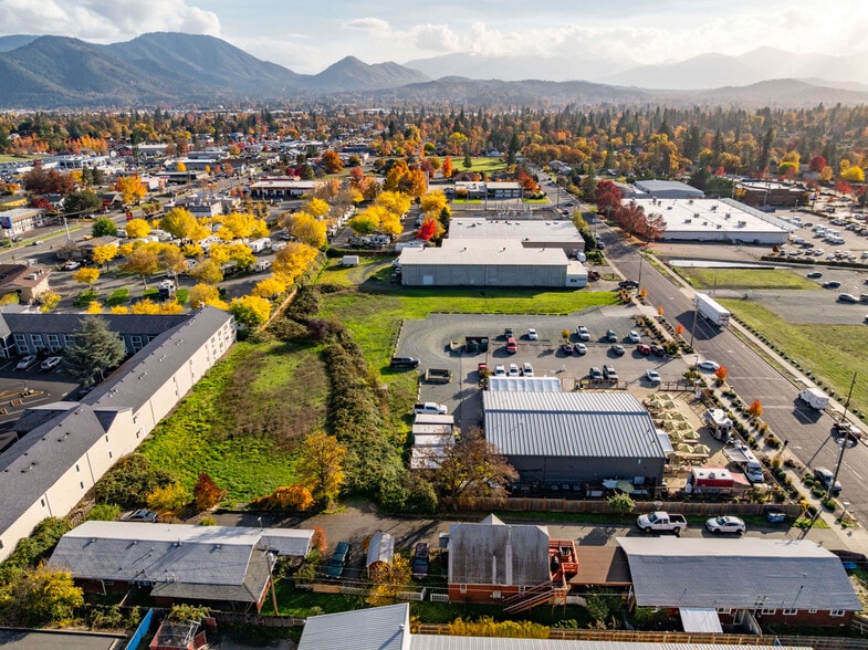 More Photos Of 1863 NW Washington Blvd, Grants Pass General Retail For Sale