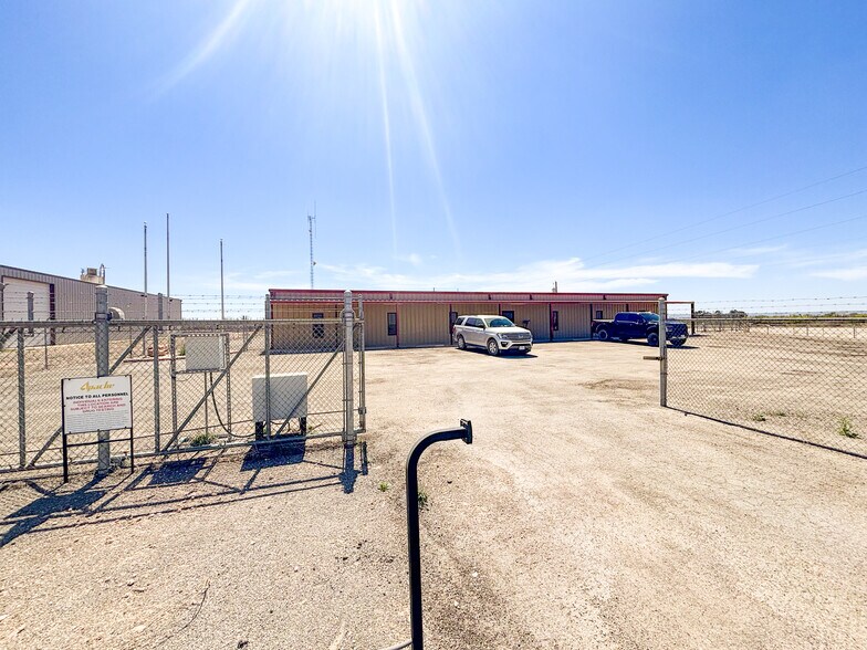 More Photos Of 9218 S Service Rd, Big Spring Office For Sale