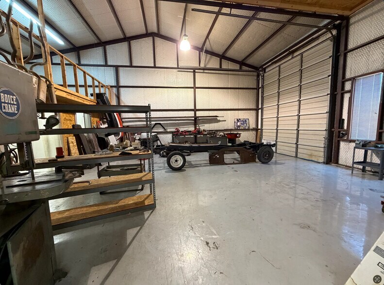 More Photos Of 203 N Hampton Rd, Crowley Warehouse For Lease